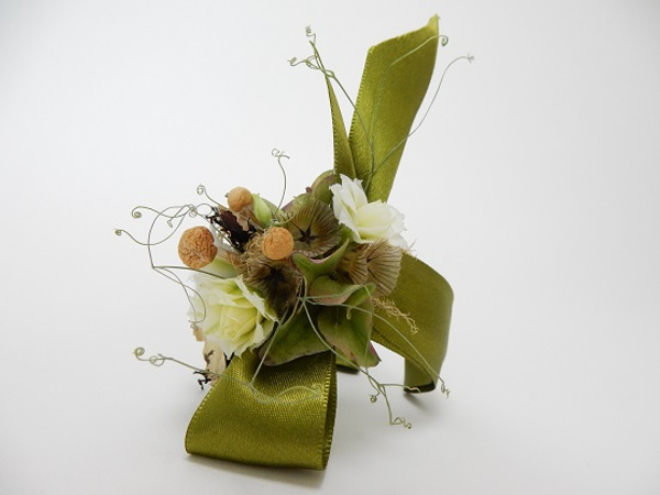 Kalanchoe, dried mushrooms, dried hydrangea, scabiosa, lichen, moss and sweet pea tendrils.