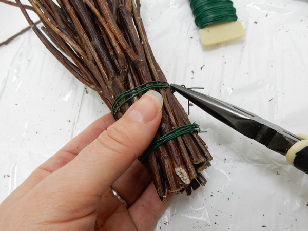 Twist the wire to make sure it is really tightly bound Twist the wire to make sure it is really tightly bound