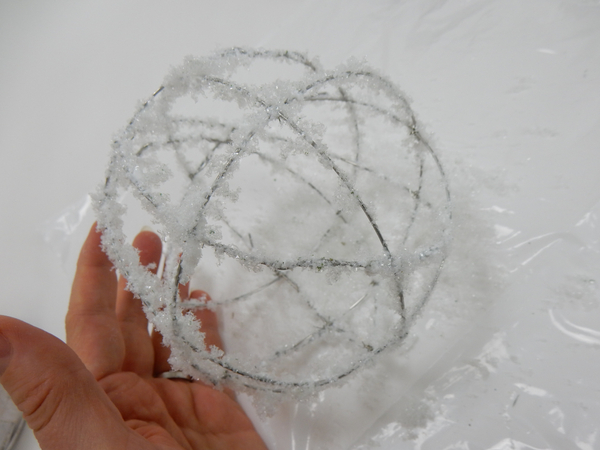 Cover the wire with artificial snow