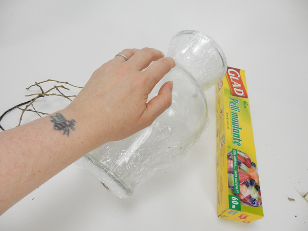 Cover a glass vase with cling wrap