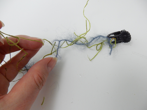 Secure the Spanish moss with butterfly hairclips so that the glue dries with the moss in place