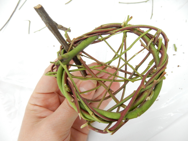 Make sure the twig hook is secure by weaving in extra stems Make sure the twig hook is secure by weaving in extra stems
