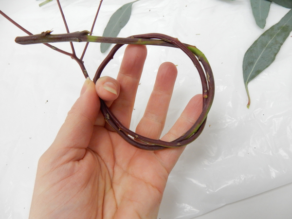 Start weaving a small wreath