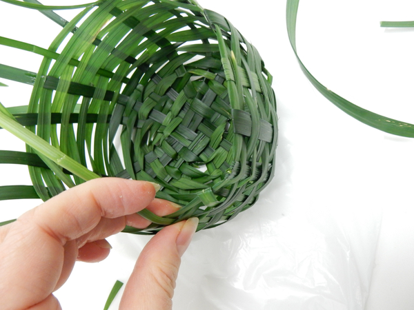 Tutorials - Weaving a Pillbox hat from grass