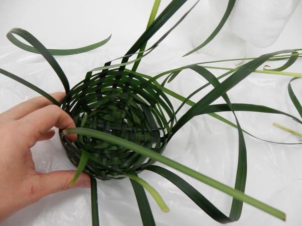 Tutorials - Weaving a Pillbox hat from grass