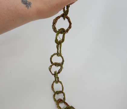 Chain link wreath weaving