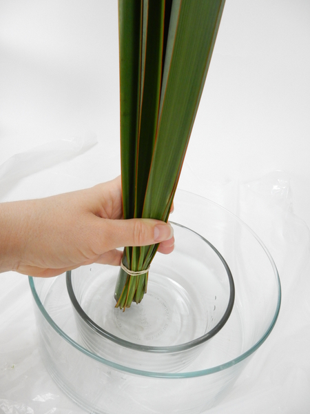 Fit two vases into each other and measure the flax