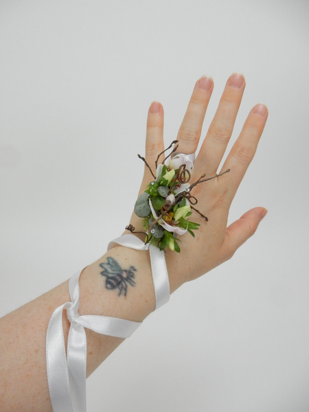 Flower hand jewelry