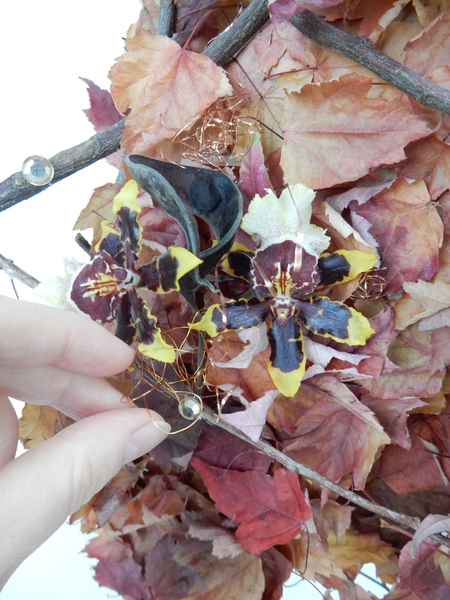 And place the wire and sparkling crystals around the flowers to draw your attention