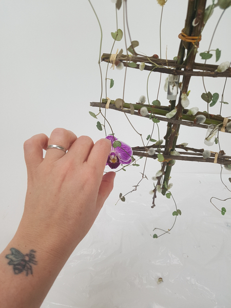 Glue in water tubes for the fresh plant material to sty hydrated