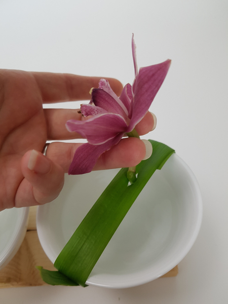 Slip the stem through the slit Slip the stem through the slit