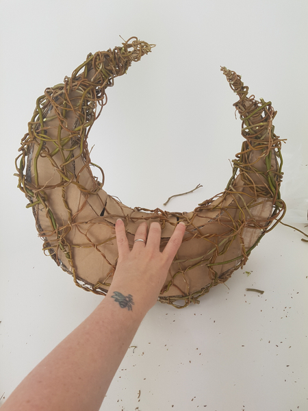 Set the willow armature aside so that the pliable stems can dry