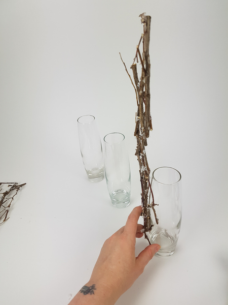 Hold the screen to the vase and glue the twigs that naturally touches the surface of the vase
