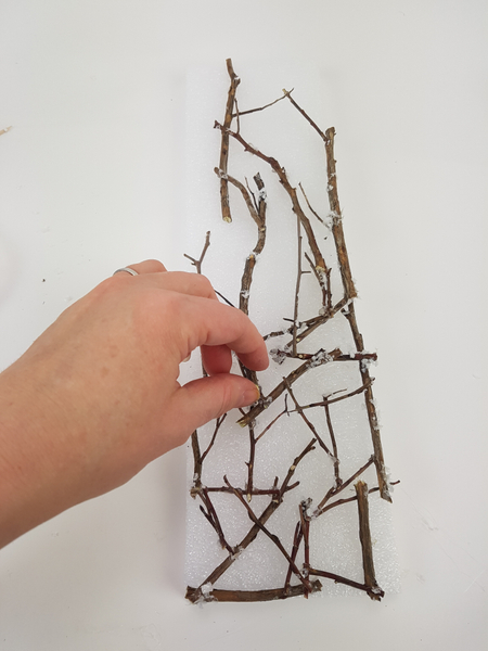 To create a strong shape make sure you glue most twigs at at least three places to another twig