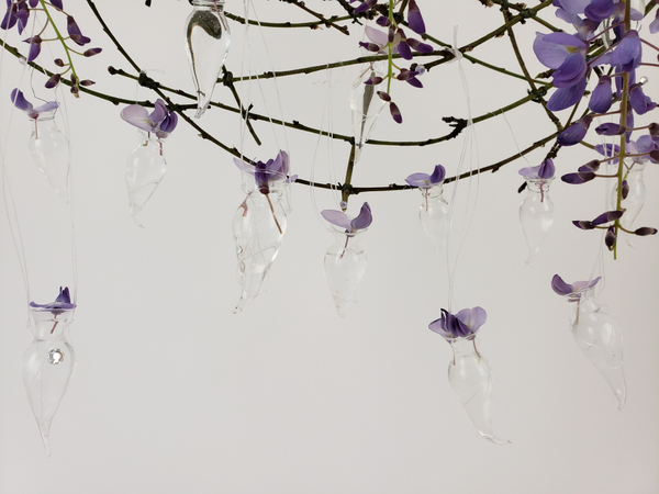 Hanging armature for delicate spring flowers