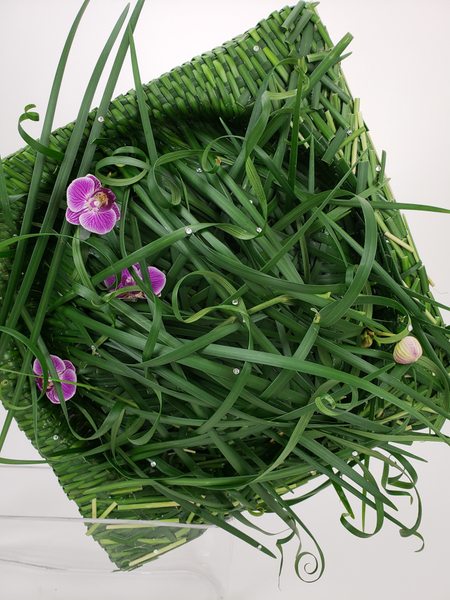 Contrasting weaving techniques for florists