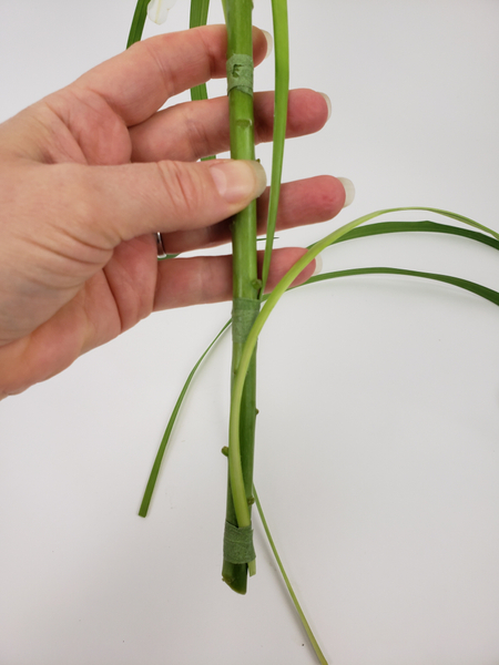 Bind a third blade of grass to the flower stem