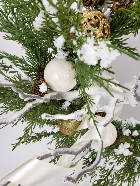 Learn how to dry brush baubles to create a frosted look