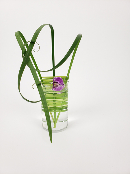 Weaving with grass in contemporary floral design