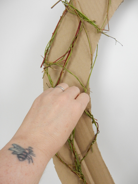 Make small bundles of twigs by manipulating the stems