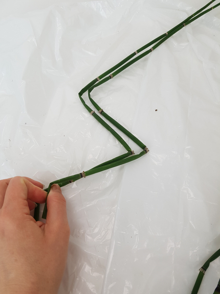 Place another equisetum stem on top of the first one and copy the bend Place another equisetum stem on top of the first one and copy the bend
