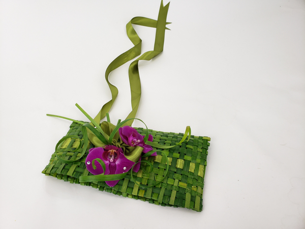 A free tutorial to weave a floral handbag with grass and ribbon