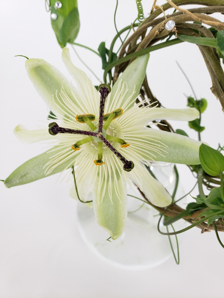 How to arrange passion fruit flowers in a design