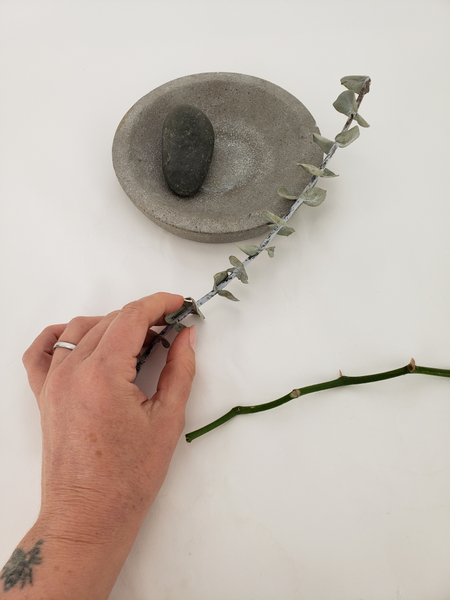 Cut a strong twig to hang the vase from