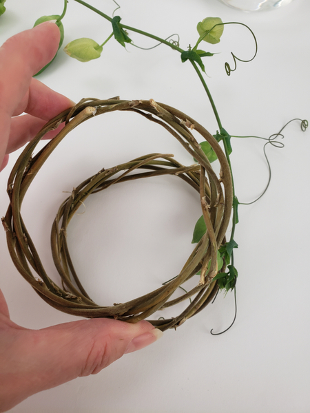 Place the vine tip between two small wreaths