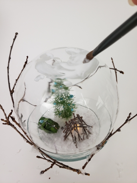 Paint glue on the base of the fishbowl vase