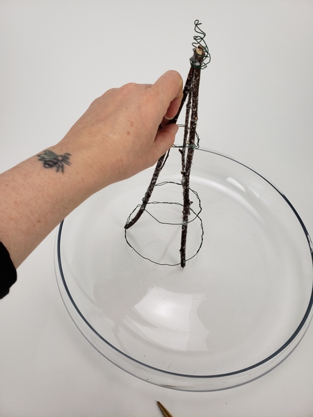 Set the armature in a display container