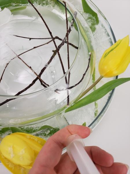 Press the syringe to make bubbles between the two vases