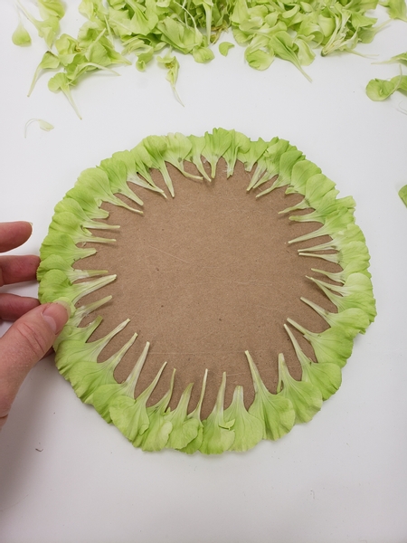 Creating a neat collar with the largest petals in your heap