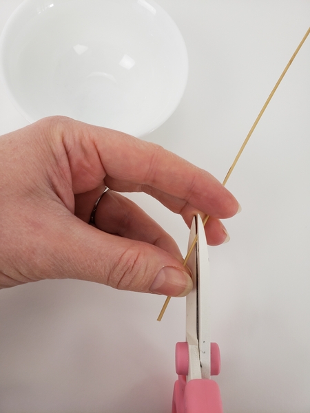 Cut a reed at an extremely sharp angle