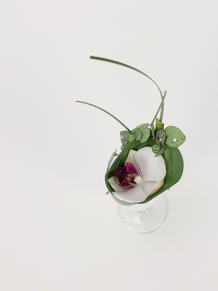 Create original flower decor with minimal flowers