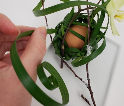 Interweave a criss-crossed nest for an Easter Egg
