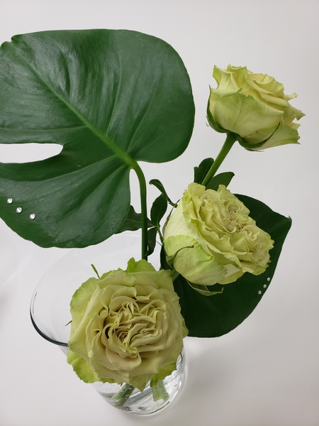 Flower arrangement with three roses
