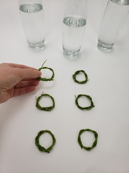 To make it easier start by weaving a few wreaths before linking them