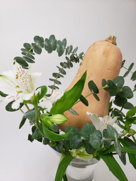 How to make an elegant white flower arrangement for autumn