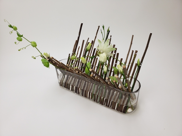 Using flowers cut from your garden to arrange zero waste designs