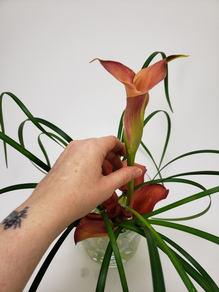 Slip a taller arum lily between the flowers