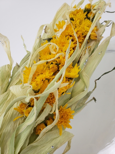 Sustainable flower design for fall using corn husk and chrysanthemums