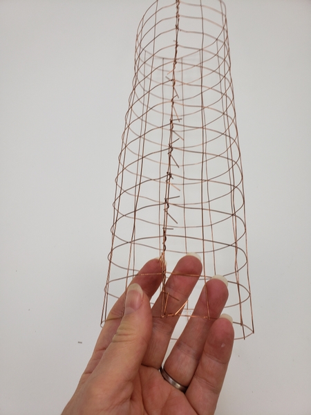 Twist all the way down the mesh to craft a tube of wire