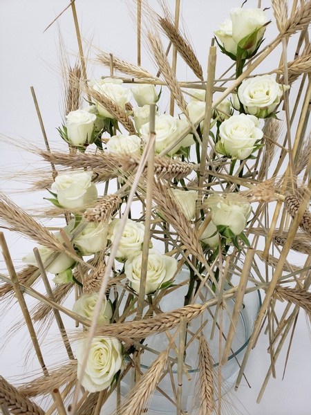 Keeping fresh and dry plant material separate in a flower arrangement