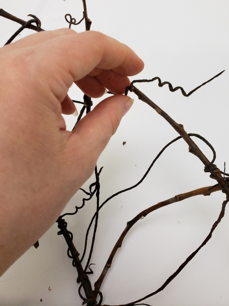 Set the wire tendrils again so that they look pretty all around the basket