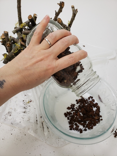 Pour wood chips into the glue mixture