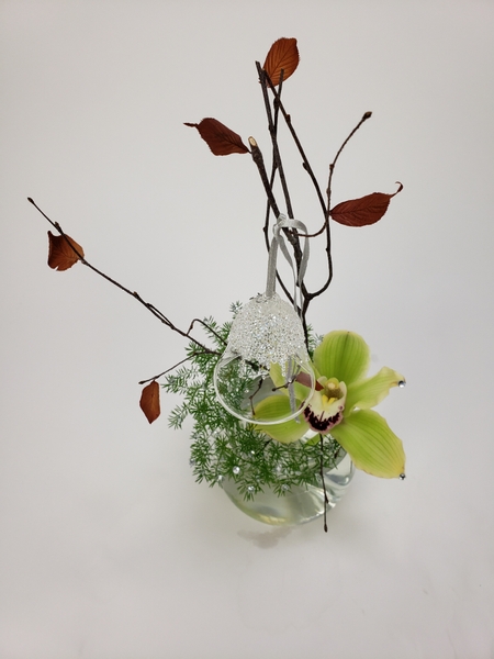 Tutorial for designing with Swarovski crystals in a Christmas flower arrangement