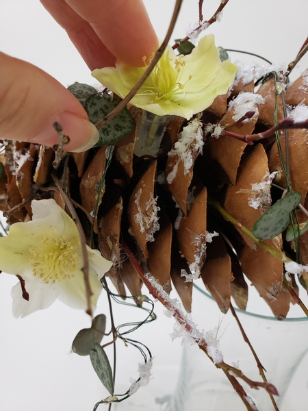 Place the fresh flowers in the water tubes so that they remain hydrated