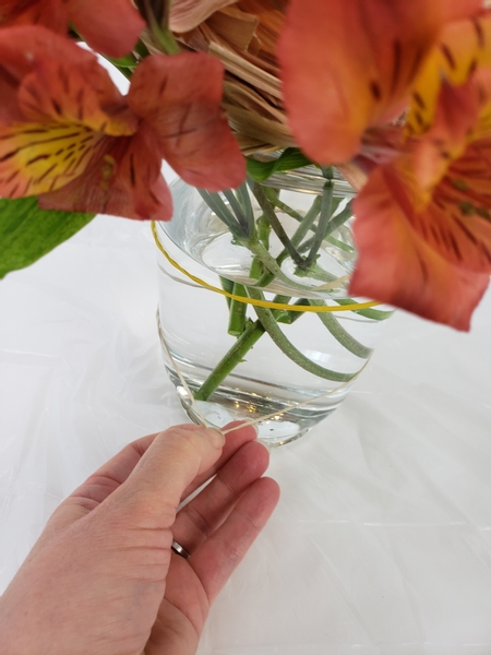 Place two elastic bands around the vase