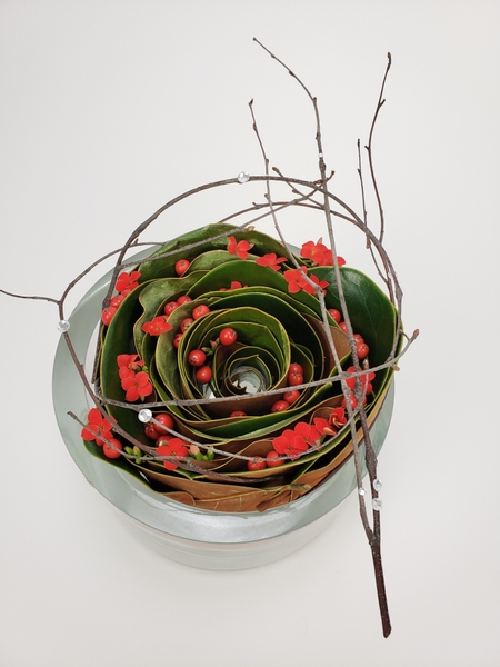 Flower arrangement using magnolia leaves in a creative way